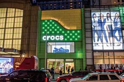 TPG Architecture LLP specified 4,341 square feet of Mitsubishi Plastics Composites America Inc.'s 4-mm ALPOLIC/fr fire-retardant, aluminum composite material panels with Valspar Corp.'s Valflon coating for a Crocs brand shoe store.