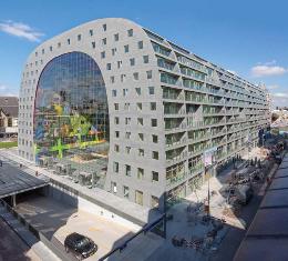 Aldowa engineered, produced and mounted 4,000 perforated, sublimated 2-mm aluminum panels for a mural inside the Markthal Rotterdam, an indoor market and housing development.