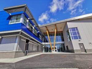 Thinkspace Architecture Planning Interior Design Ltd. designed Edgewood Elementary School as a modern education facility with emphasis on transparency, openness, and inclusiveness.